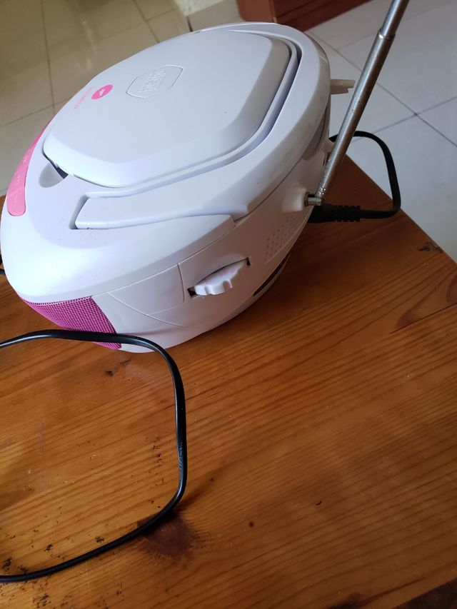 Radio Portátil Rosa y Blanca