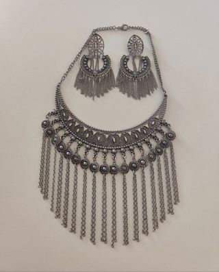 Collar y pendientes colgantes a juego gris.