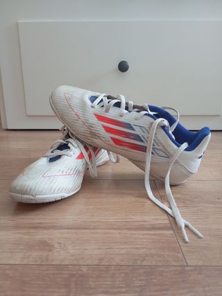 Zapatillas Adidas Fútbol Sala - Blancas y Rojas