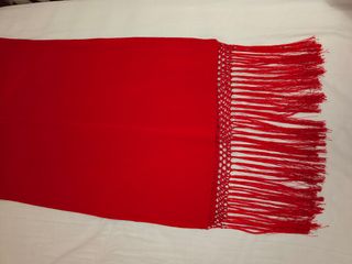 Chal rojo con flecos