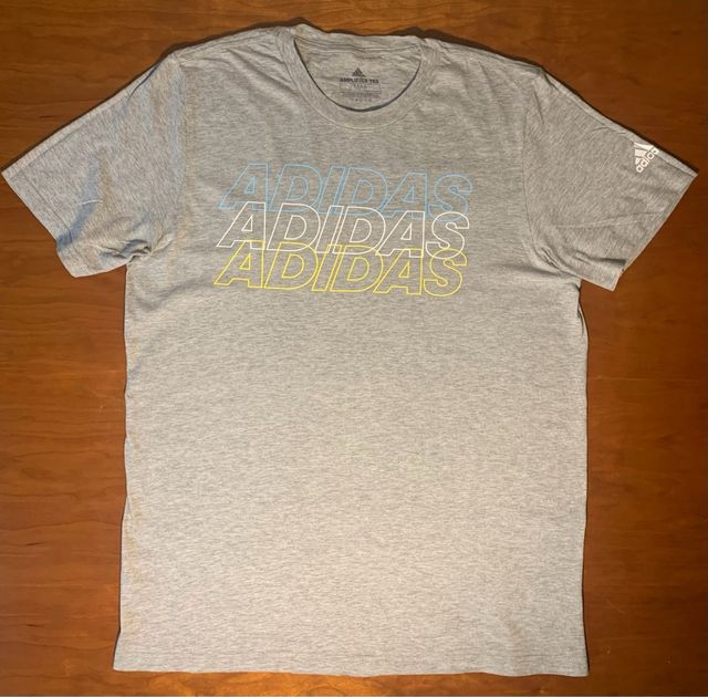 Camiseta gris de Adidas