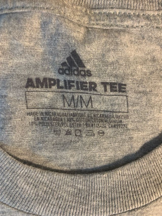 Camiseta gris de Adidas