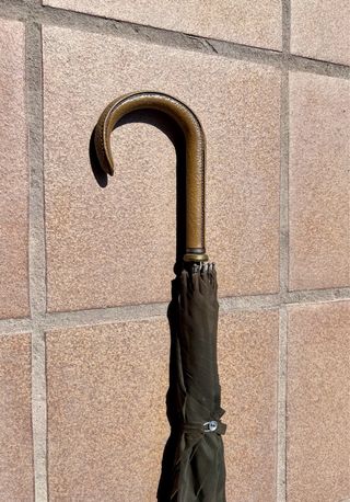 Paraguas vintage marrón negro