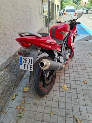 Hyosung Comet 650R - Roja Limitada para el a2