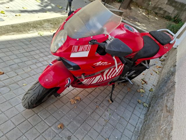 Hyosung Comet 650R - Roja Limitada para el a2