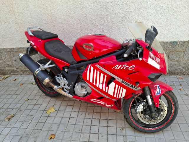 Hyosung Comet 650R - Roja Limitada para el a2