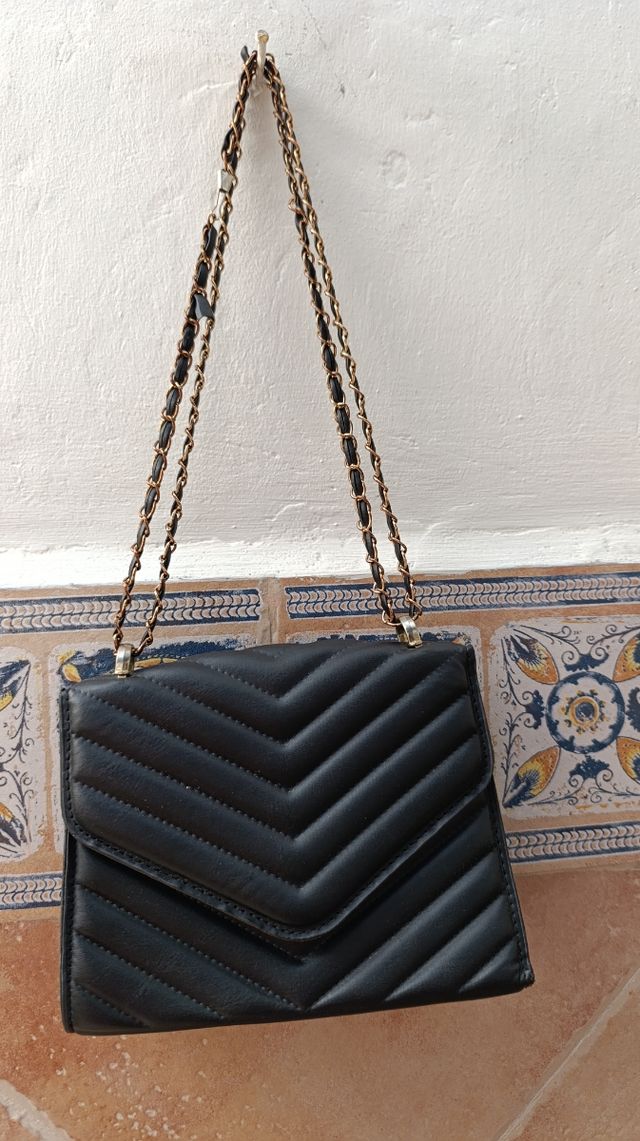 Bolso negro acolchado