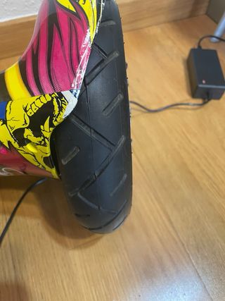 Hoverboard. Cargador nuevo. Una rueda pinchada.