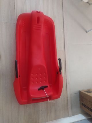 Trineo plástico rojo