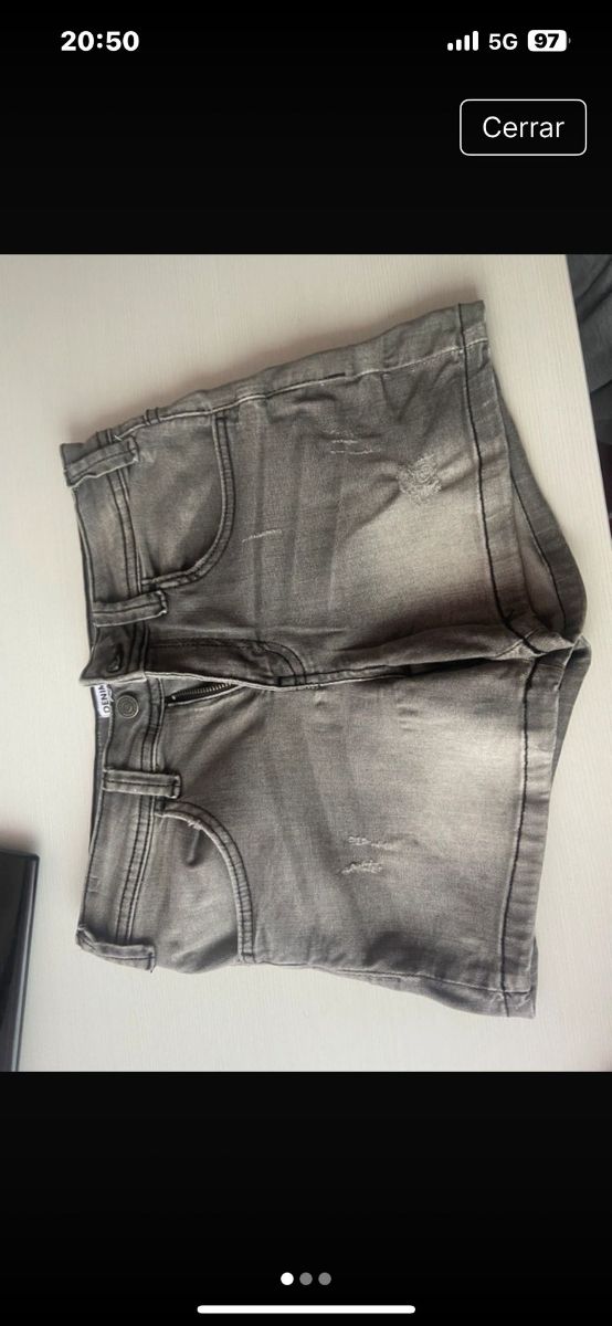 Par de pantalones cortos color gris y azul