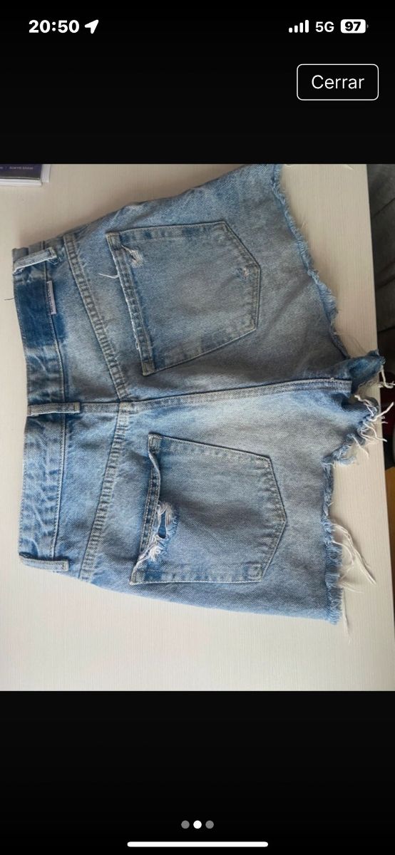 Par de pantalones cortos color gris y azul