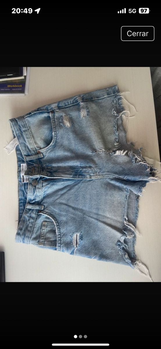 Par de pantalones cortos color gris y azul