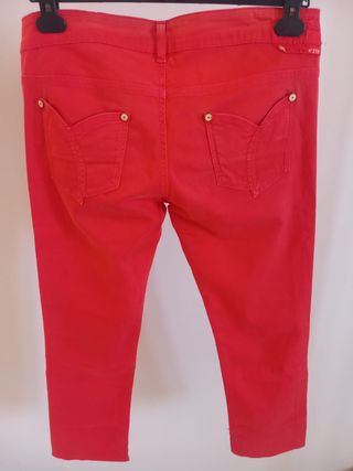 Pantaloni Notify rossi, modello capri