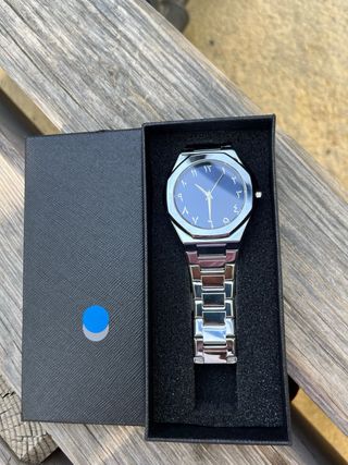Reloj plateado con azul acero inoxidable