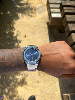 Reloj plateado con azul acero inoxidable