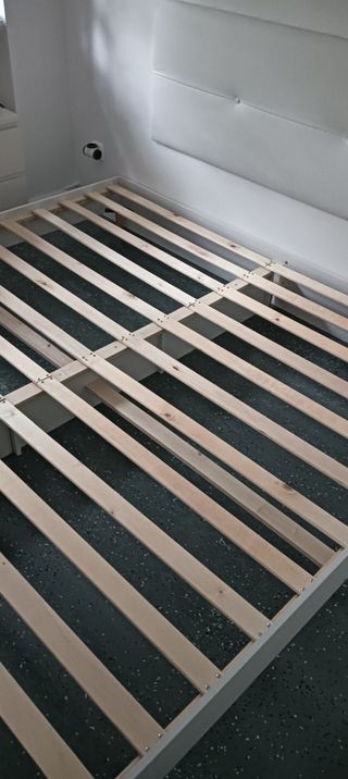 Cama blanca de madera 