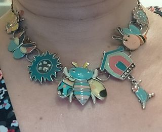 Collar multicolor con abejas