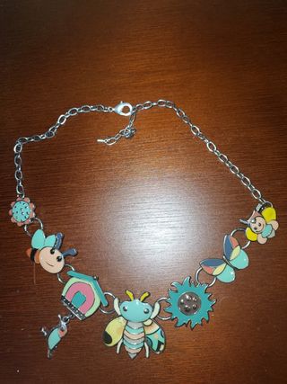 Collar multicolor con abejas