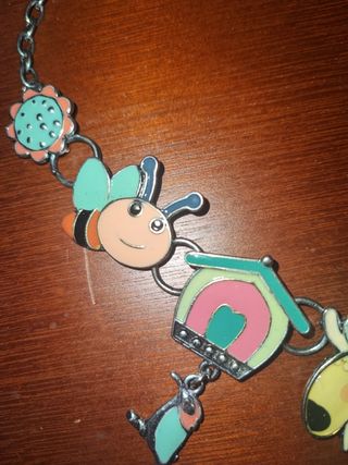 Collar multicolor con abejas