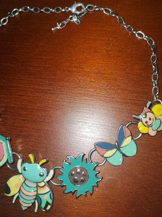 Collar multicolor con abejas
