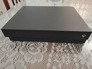 Xbox One X 1 TB + 6 juegos