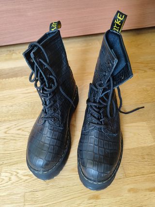 Botas estilo Dr. Martens negras efecto cocodrilo