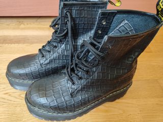 Botas estilo Dr. Martens negras efecto cocodrilo