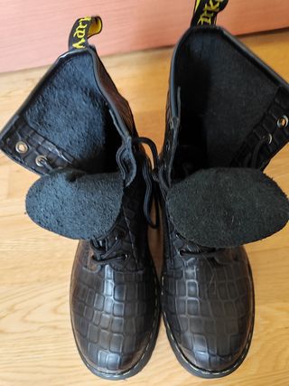 Botas estilo Dr. Martens negras efecto cocodrilo
