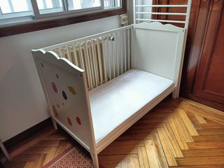 Cuna bebé blanca y colchón. Adaptada a colecho