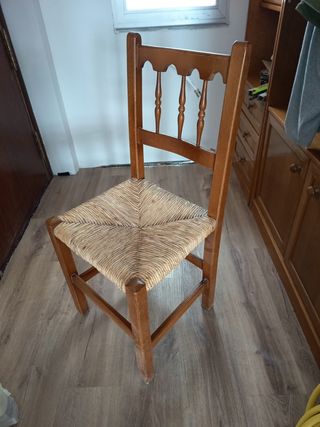 Silla de madera y mimbre