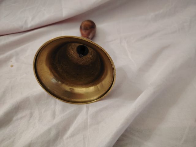 Campana antigua de latón