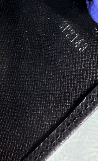 LOUIS VUITTON BILLETERA SLENDER PIEL TAIGA NEGRA 