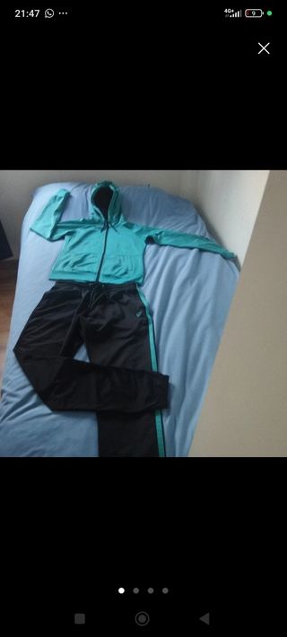Chandal, Sudadera con capucha y pantalón.