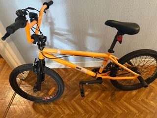 Bicicleta BMX naranja, estado impecable 