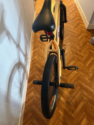 Bicicleta BMX naranja, estado impecable 