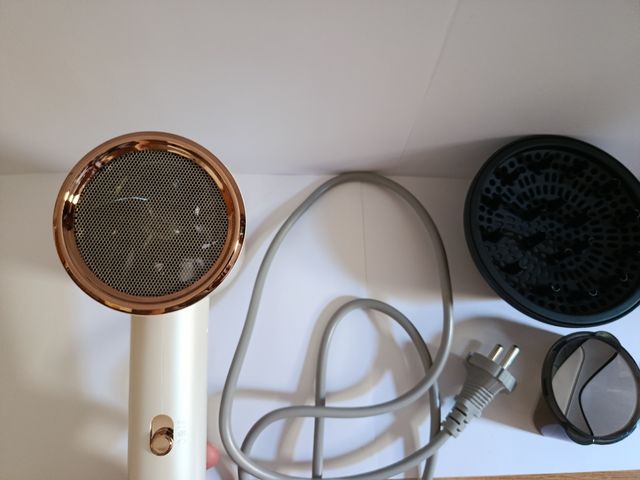 Secador pelo profesional blanco-dorado