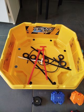 Beyblade Burst: Peonzas y Pista