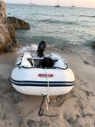 Zodiac SUZUMAR junto a motor SUZUKI 10CV