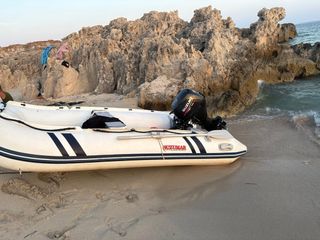 Zodiac SUZUMAR junto a motor SUZUKI 10CV