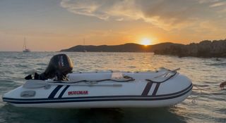 Zodiac SUZUMAR junto a motor SUZUKI 10CV