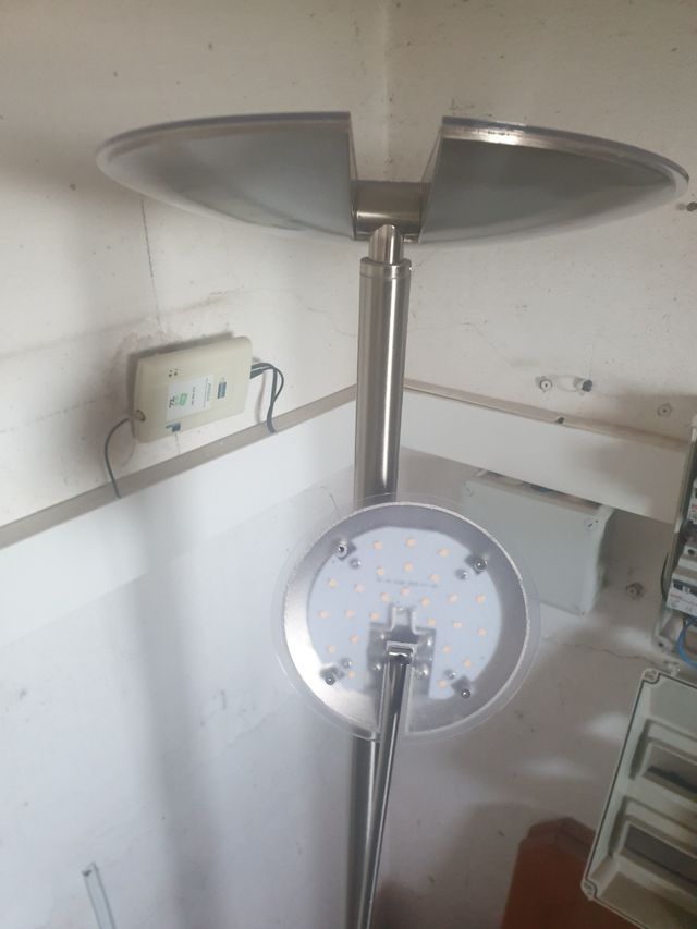 Lámpara pie LED plata