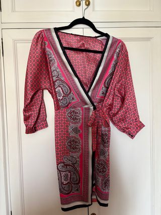 Vestido estampado rojo y rosa