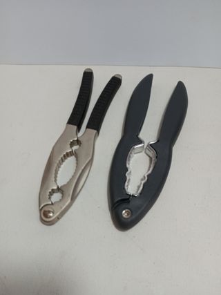 Cascanueces: 2 ud. Metal y plástico