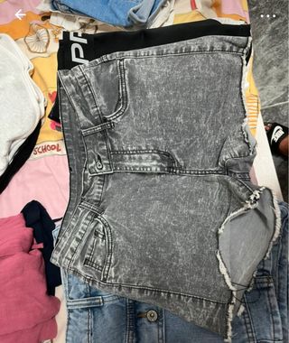 Shorts vaqueros grises desgastados