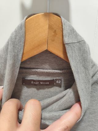 Cuello alto gris mujer