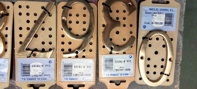 Números latón brillo dorado y hierro forjado negro