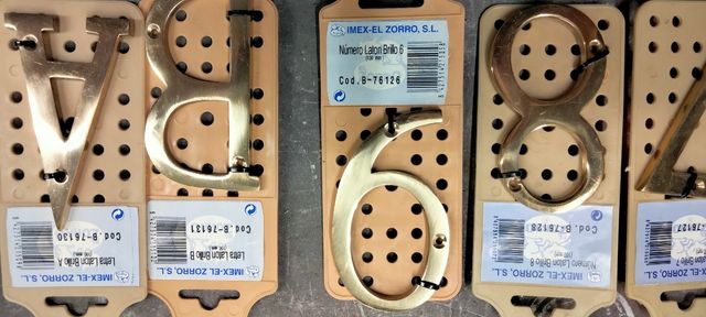 Números latón brillo dorado y hierro forjado negro