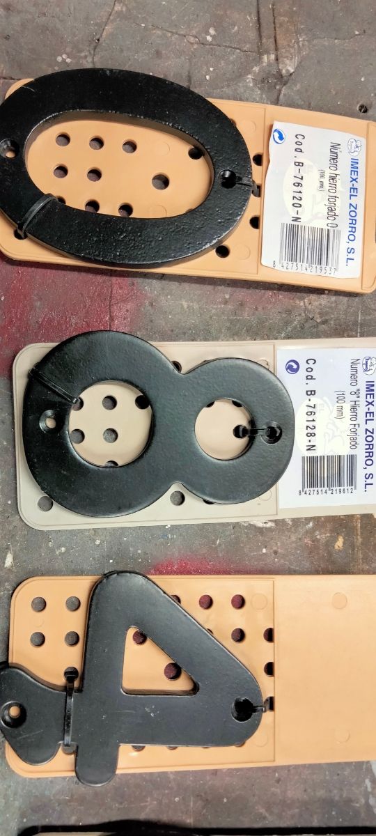 Números latón brillo dorado y hierro forjado negro