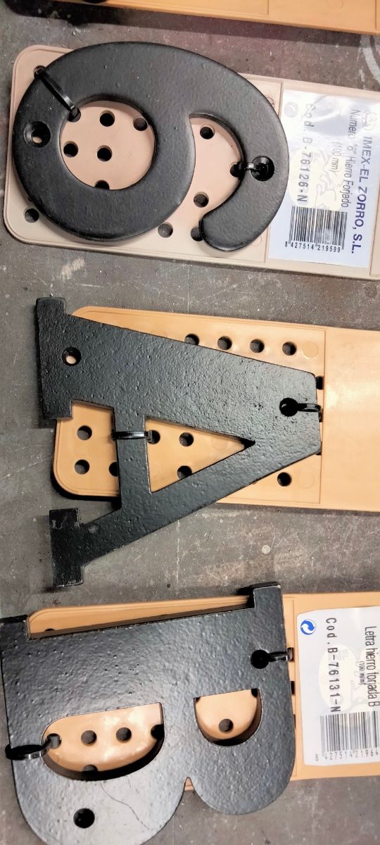 Números latón brillo dorado y hierro forjado negro