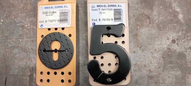 Números latón brillo dorado y hierro forjado negro